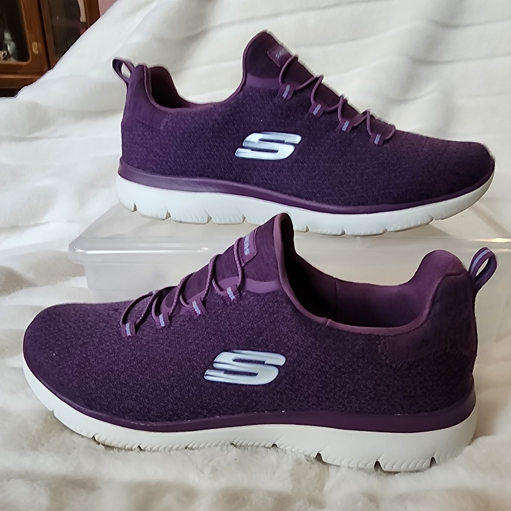 9W. Gently Worn.  Sketchers Summits Gleaming Dream Sneakers